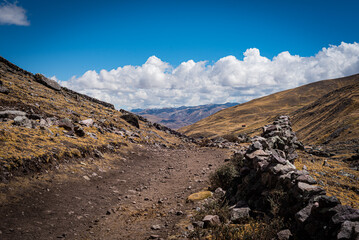 Camino de tierra para caminantes en la cordillera de los Andes. En Cusco, Perú 
