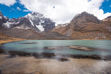 Laguna turquesa del tour de 7 lagunas de colores en Quispicanchi en Cusco, Perú con el nevado Ausangate. Turquoise lagoon of the tour of 7 colored lagoons at Cusco. © Enrique