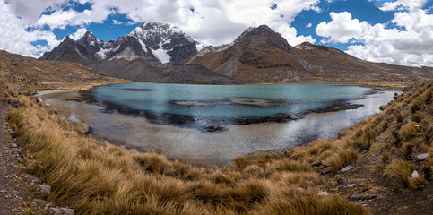 Laguna turquesa del tour de 7 lagunas de colores en Quispicanchi en Cusco, Perú con el nevado Ausangate. Turquoise lagoon of the tour of 7 colored lagoons at Cusco.