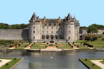 Obraz premium Charente-Maritime - Saint-Porchaire - Chateau de la Roche-Courbon sous un ciel bleu