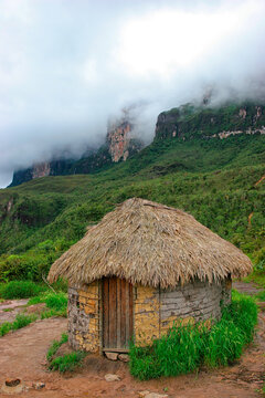 Mount Roraima, also known as Roraima tepui, Mount Roraima Roraima or just with 2810 meters, is the highest plateaus chain tepuis (table mountains) saw Pacaraima point in South Amer