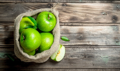Fototapeta na wymiar Green apples and Apple slices in an old bag.