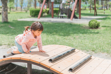 公園の遊具で遊ぶ・運動する子供（登る・女の子・幼児・園児）