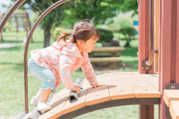 公園の遊具で遊ぶ・運動する子供（登る・女の子・幼児・園児）