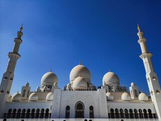 Fototapeta na wymiar beautiful mosque in the mid day sun in abu dhabi