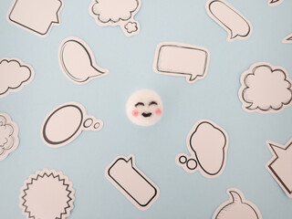 羊毛フェルトの笑顔と様々な形の吹き出しがたくさん