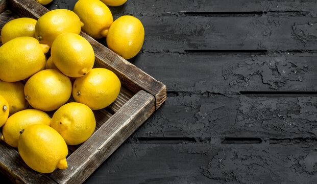 Fresh lemons in the tray.