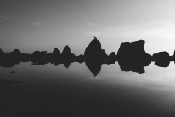海岸沿いの大きな岩