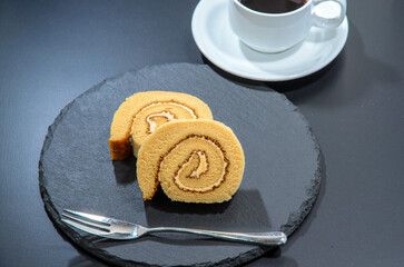 コーヒー味のロールケーキ