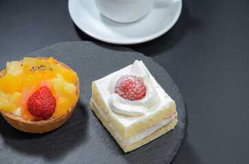 ショートケーキとタルトの食べ比べ