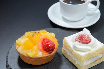 ショートケーキとタルトの食べ比べ