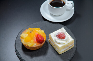ショートケーキとタルトの食べ比べ