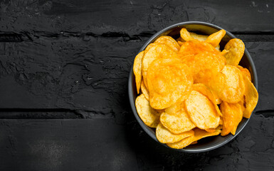 Obraz na płótnie Canvas Potato chips in the bowl.