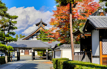 Fototapeta na wymiar 京都、相国寺の庫裏と紅葉