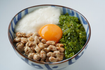 メカブととろろと納豆の丼　ねばとろ丼