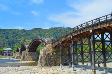 新緑に渡る歴史ある山口県岩国市の錦帯橋