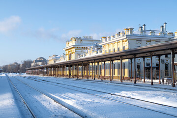 Fototapeta na wymiar View of the ancient building of the railway station on a frosty January day. Rybinsk, Yaroslavl region. Russia