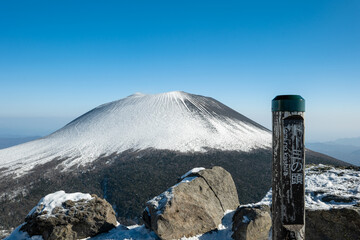 外輪山からの冠雪した浅間山