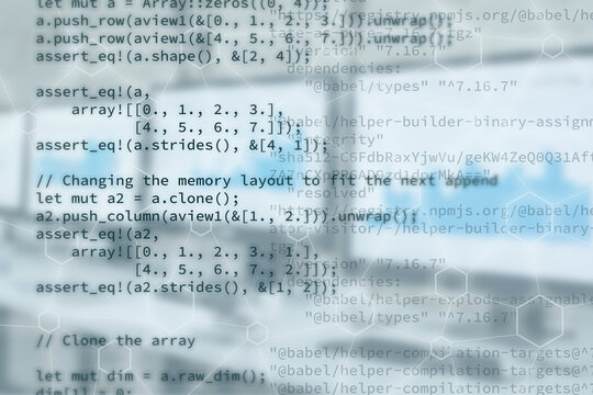 Programm Code eines Programmierers wie f&uuml;r eine App als Symbolfoto als Header Grafik. Im Hintergrund Monitore und ein symbolisiertes Netzwerk.