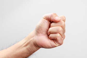 男性の腕と拳、白バック