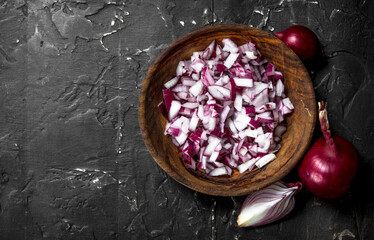 Obraz na płótnie Canvas Pieces of red onions in the bowl.