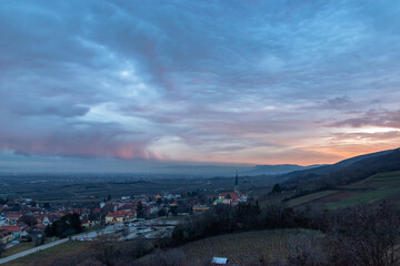 Ausblick auf Gumpoldskirchen in Niederösterreich in der Abenddämmerung