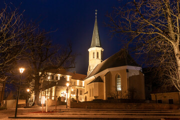 Fototapeta premium Kirche in Gumpoldskirchen in der Abenddämmerung wunderbar beleuchtet