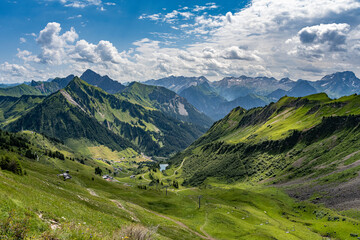 Fototapeta na wymiar Alpenpanorama in Vorarlberg in Österreich