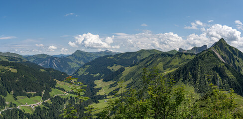 Fototapeta na wymiar Alpenpanorama in Vorarlberg in Österreich