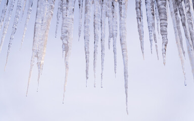 Sople lodu zwisające z dachu zimą. © Jakub