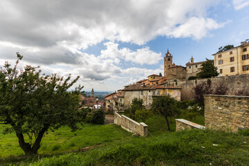 Fototapeta na wymiar Scorcio del borgo piemontese di Monforte d'Alba adagiato sulle dolci colline delle Langhe