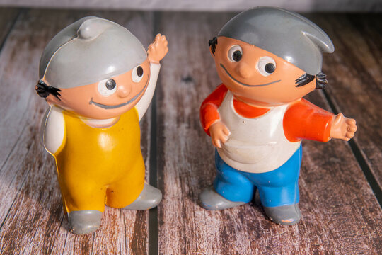 German cult figures of the Mainzelm&auml;nnchen from television. Mainzelm&auml;nnchen Anton and Berti wave and talk to each other on a wooden background.