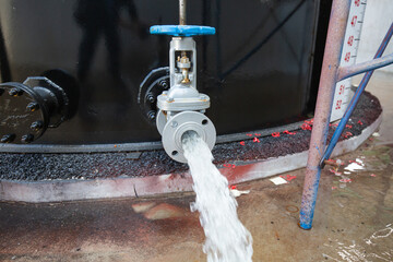 Valve water of flow drain tank
