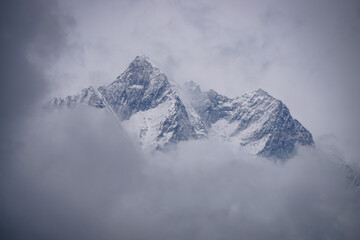 Fototapeta na wymiar a mountain range covered by cloud in the evening in EBC (Nepal, Himalaya)