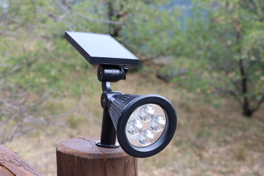 Lampada alogena alimentata da un pannello solare