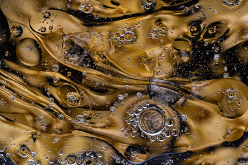 Une matière or et noir avec un mélange d'eau et d'huile