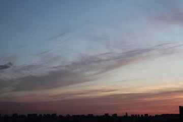 Obraz premium Colorful cloudy twilight beautiful sky cityscape sunset and morning sunrise. Dramatic evening night early morning view with city buildings silhouette. Panoramic background concept. Copy space for text