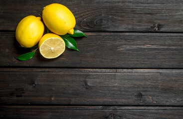 Delicious fresh lemons.