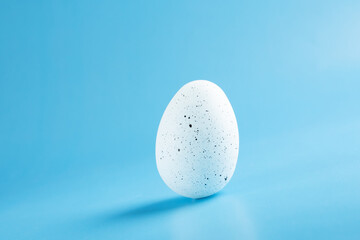 easter egg on blue background, happy easter, copy space