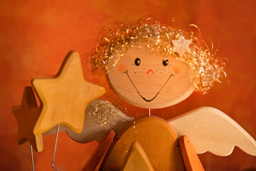 Weihnachtsengelchen mit Stern als Holzfigur
