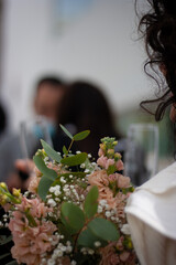 Ramo de flores rosas en una boda