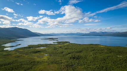 See Torneträsk, Schwedisch Lappland nahe Abisko mit Berg Nuolja