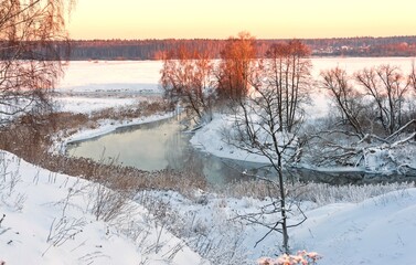Fototapeta na wymiar Winter January morning on the river