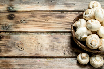 Fototapeta na wymiar Fresh mushrooms in bowl.