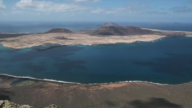 Timelapse de nubes de la isla de La Graciosa en Las Islas Canarias