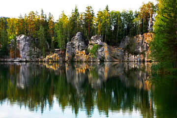 las i skały, drzewa nad jeziorem, odbicie w wodzie