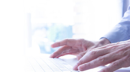 mano, scrivere al computer, lavoro in ufficio