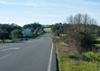 Naklejka premium Carretera con castillo al fondo.