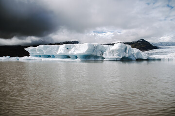 Many icebergs and ice floes in the glacial lagoon Fjalls&aacute;rl&oacute;n in iceland, which has broken away from the glacier tongue Fjallsj&ouml;kull. With a view of Hvannadalshn&uacute;kur in the background.