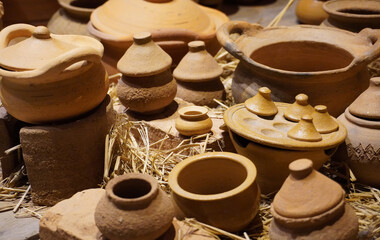 Pottery pots and utensils On the dry straw in the old way of life of Thailand